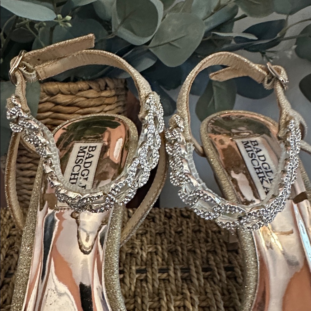 Badgley Mischka Kai Gold metallic 7.5 chain rhinestone Strappy 3.5” buckle Heels - Picture 9 of 14